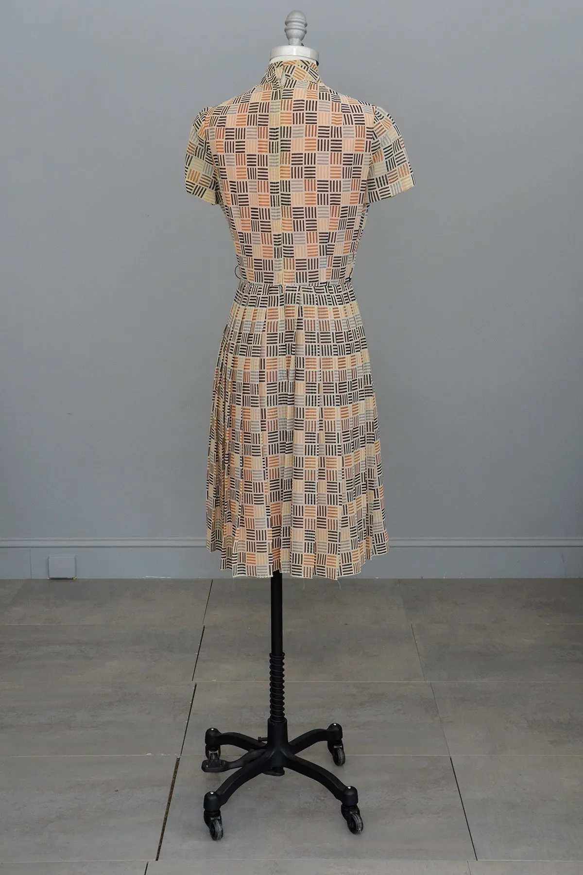 1970s does 1950s Geometric Retro Print Shirtwaist Dress