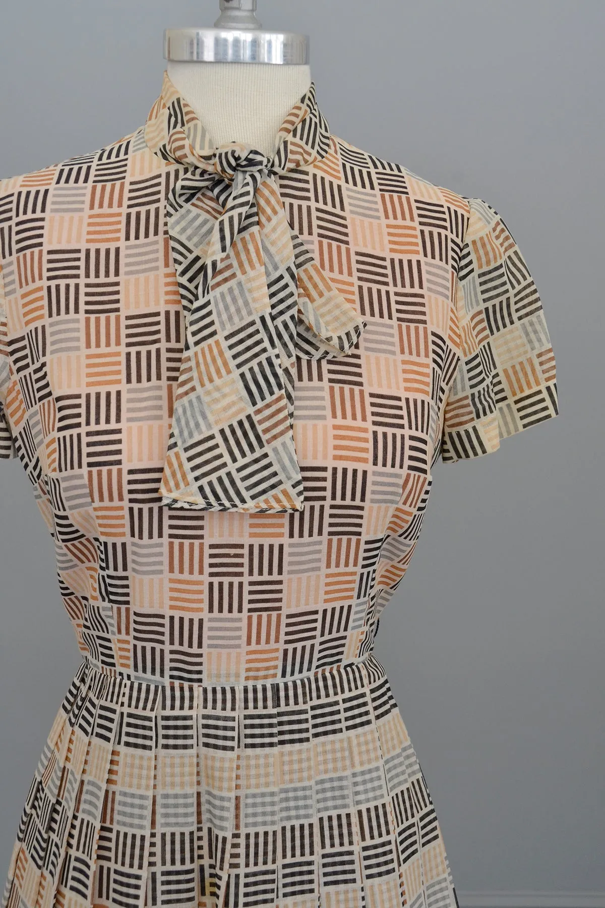 1970s does 1950s Geometric Retro Print Shirtwaist Dress