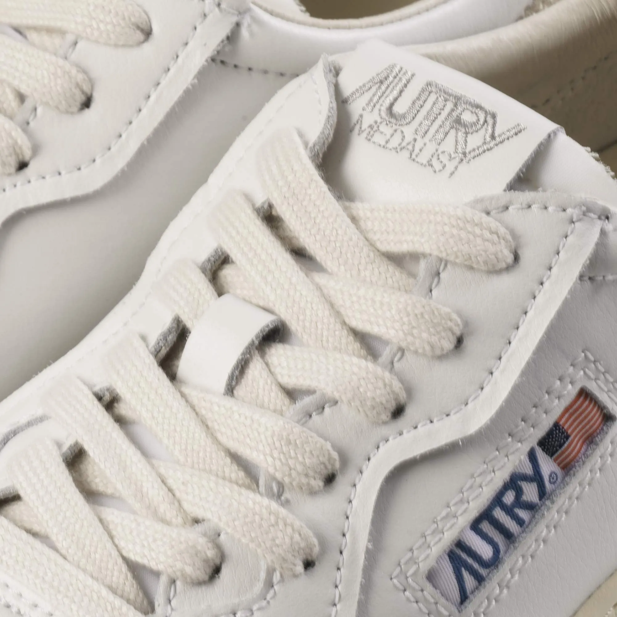 Autry Medalist Low Sneaker - White/Black