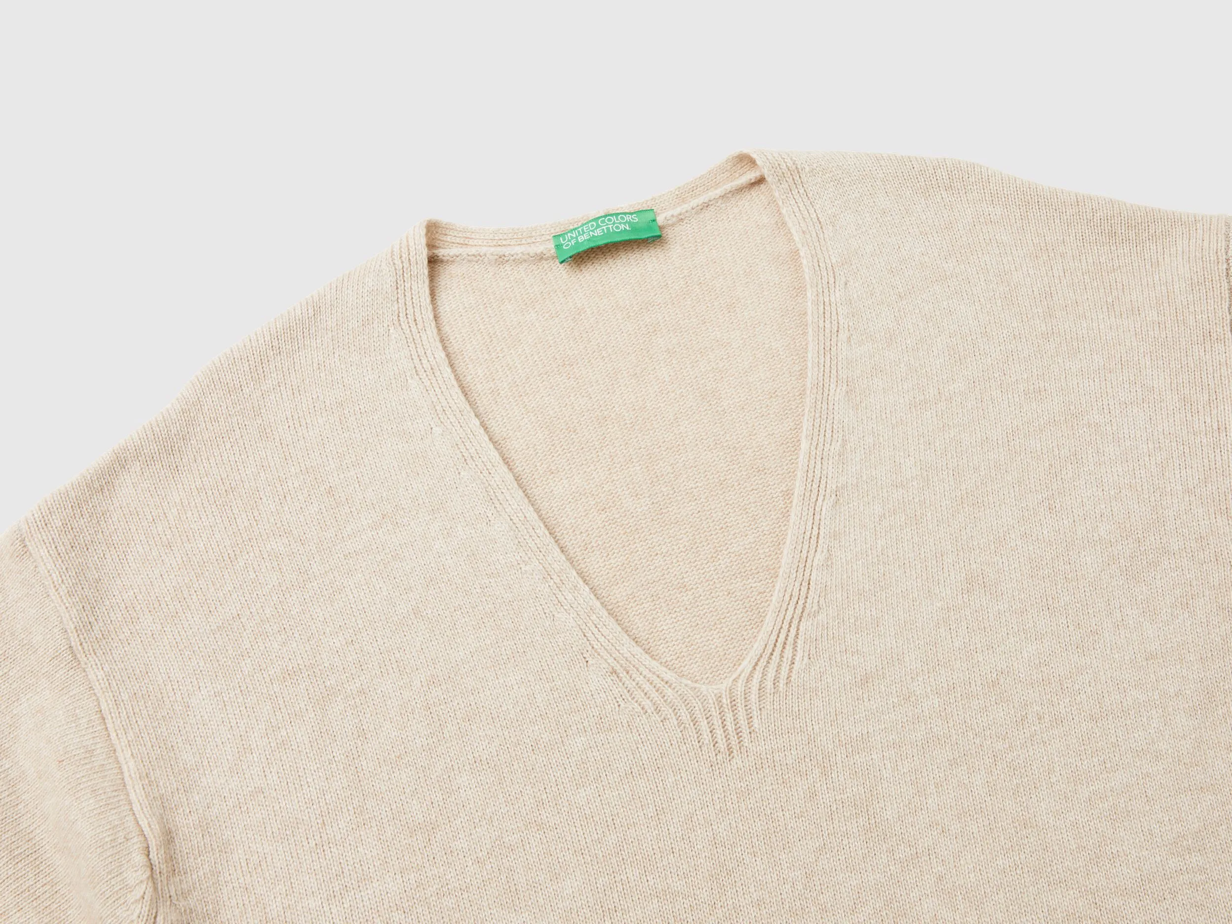 V-neck sweater in wool blend - Beige | Benetton